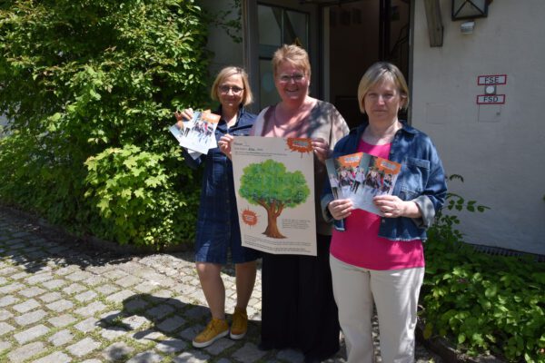 Die drei Leiterinnen der Burghauser Grundschulen (v.l.): Julia Schumergruber (Hans-Stethaimer-Grundschule), Margit Burgstaller (Johannes-Hess-Grundschule) und Gertrud Stadler (Hans-Kammerer-Schule) mit den SpoSpiTo-Materilalien, die an die Schüler ausgegeben wurden, vor der aktuellen Ausweich-Schulstätte der Hans-Stethaimer-Schule auf der Burg.