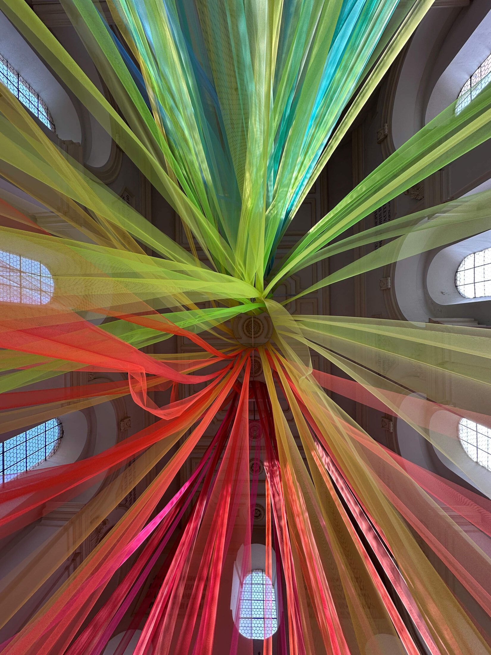 LUX LEVIS, 2025, Tüll, Aluminium, 15 x 8 x 18 m © Hans Mitterer