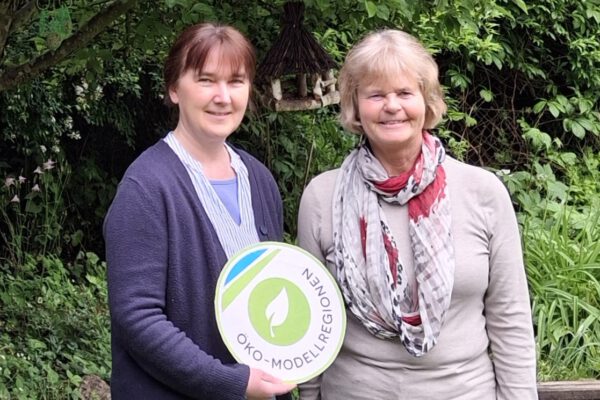 Wie können Öko-Modellregion Inn-Salzach und Landschaftspflegeverband Altötting zusammenarbeiten? Darum ging es beim Gespräch von (von links) Christina Lipp-Himmer von der Öko-Modellregion und Sabine Finster vom Landschaftspflegeverband. Foto: ©OEMR Inn-Salzach