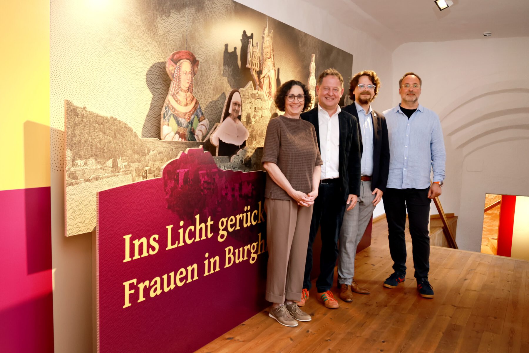 In der neuen Ausstellung Leiterin des Stadtmuseums Eva Gilch (v.l.), Erster Bürgermeister Florian Schneider, Museumsmitarbeiter Robin von Taeuffenbach sowie Gestalter Fabian Hofmann Fotocredit: Stadtmuseum Burghausen © Gerhard Nixdorf