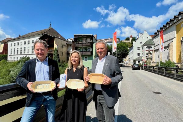 Erster Bürgermeister Florian Schneider mit Rotary Club Präsidentin: Annette Hopf und Norbert Wagner. Foto: Stadt Burghausen / Königseder