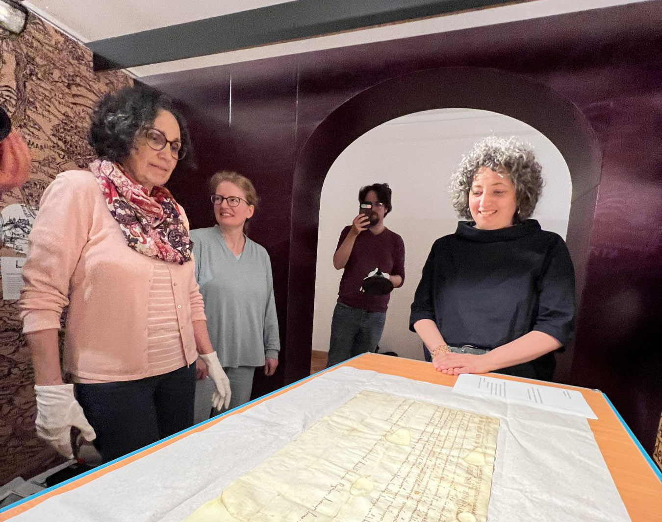 Leiterin des Stadtarchives Eva Gilch (v.l.), Restauratorin Sonja Wallinger sowie Kathrin Kininger vom Staatsmuseum in Wien mit der Originalurkunde.