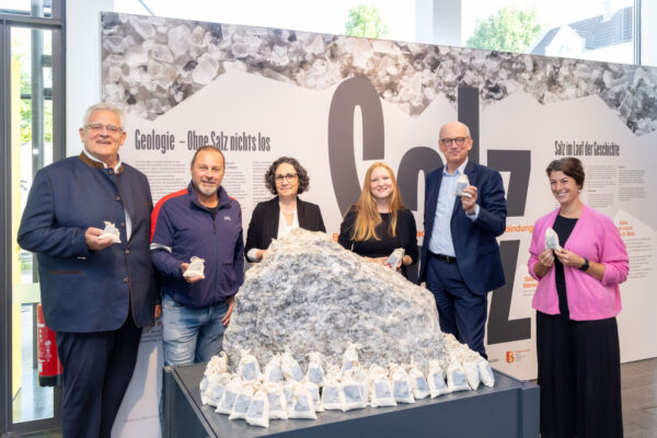 Bei der Vernissage am Dienstagabend konnten sich die Verantwortlichen und Unterstützer der Ausstellung über regen Zuspruch freuen: (v.l.) 2. Bürgermeister Norbert Stranzinger, Bauhof-Leiter Peter Schweikl, Stadtarchiv-Leiterin Eva Gilch, WACKER-Ausstellungsverantwortliche Kathrin Mayer, Werkleiter Peter von Zumbusch und Bürgerhaus-Leiterin Magdalena Weber. Fotocredit: Wacker Chemie AG