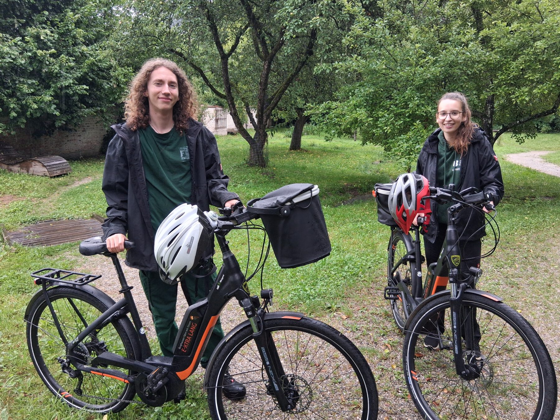 Joel Feige und Annalena Wallner freuen sich auf viele neugierige Teilnehmerinnen und Teilnehmer bei der diesjährigen Radl-Ralley und versprechen: „Wir fahren bei jedem Wetter!“ Fotocredit: Stadt Burghausen / Gauer