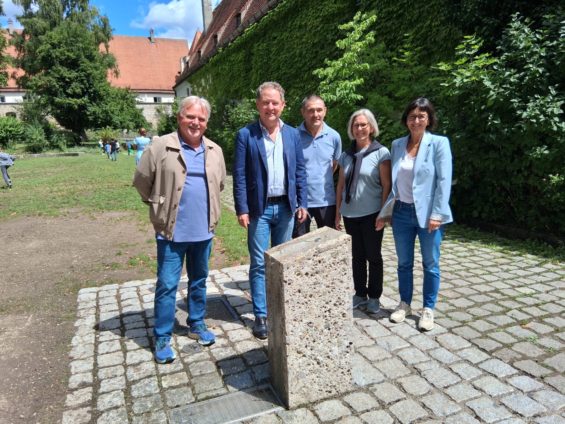 Sie freuen sich auf die neue Erfrischungsmöglichkeit auf der Burg (v.l.): Burgverwalter Heinz Donner, Erster Bürgermeister Florian Schneider, Steinmetz Walter Herbst, Innenarchitektin Gertrud Limpert- Billing und Touristik-Geschäftsführerin Sigrid Resch. Fotocredit: Stadt Burghausen / Gauer