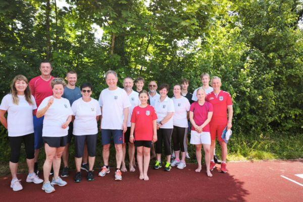 Die drei Burghauser Sportvereine sind beim Projekt „1000 Sportabzeichen“ federführend mit dabei. DJK-SV Raitenhaslach-Vorstand Christine Winterstetter (3.v.l.) ist selbst Prüferin. Außerdem auf dem Bild: Erster Bürgermeister Florian Schneider (4.v.l.) mit Ehefrau Sabine Schneider-Reisinger, 2. Vorstand Konrad Bender (rechts hinter Florian Schneider), Prüferin Christine Auberger (6.v.r.) und Prüfer Stephan Sitzberger (ganz rechts). Fotocredit: Stadt Burghausen / köx Die drei Burghauser Sportvereine sind beim Projekt „1000 Sportabzeichen“ federführend mit dabei. DJK-SV Raitenhaslach-Vorstand Christine Winterstetter (3.v.l.) ist selbst Prüferin. Außerdem auf dem Bild: Erster Bürgermeister Florian Schneider (4.v.l.) mit Ehefrau Sabine Schneider-Reisinger, 2. Vorstand Konrad Bender (rechts hinter Florian Schneider), Prüferin Christine Auberger (6.v.r.) und Prüfer Stephan Sitzberger (ganz rechts). Fotocredit: Stadt Burghausen / köx