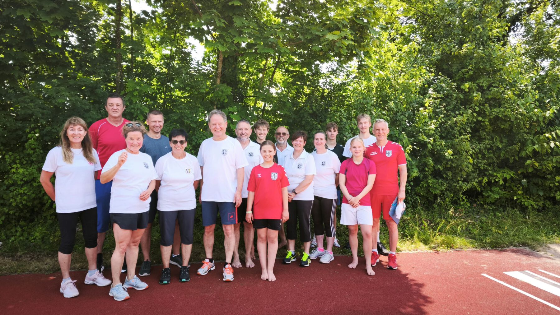 Die drei Burghauser Sportvereine sind beim Projekt „1000 Sportabzeichen“ federführend mit dabei. DJK-SV Raitenhaslach-Vorstand Christine Winterstetter (3.v.l.) ist selbst Prüferin. Außerdem auf dem Bild: Erster Bürgermeister Florian Schneider (4.v.l.) mit Ehefrau Sabine Schneider-Reisinger, 2. Vorstand Konrad Bender (rechts hinter Florian Schneider), Prüferin Christine Auberger (6.v.r.) und Prüfer Stephan Sitzberger (ganz rechts). Fotocredit: Stadt Burghausen / köx