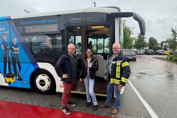 Tino Günther (l.) vom Verkehrsbetrieb Brodschelm und Martin Hinterwinkler (r.) vom städtischen Ordnungsamt hatten bei ihrer ersten Fahrkartenkontrolltour im City Bus wenig zu beanstanden. Die meisten Fahrgäste waren legal unterwegs, so wie die junge Frau in der Mitte, die ihr Deutschlandticket vorzeigte. Fotocredit: Stadt Burghausen