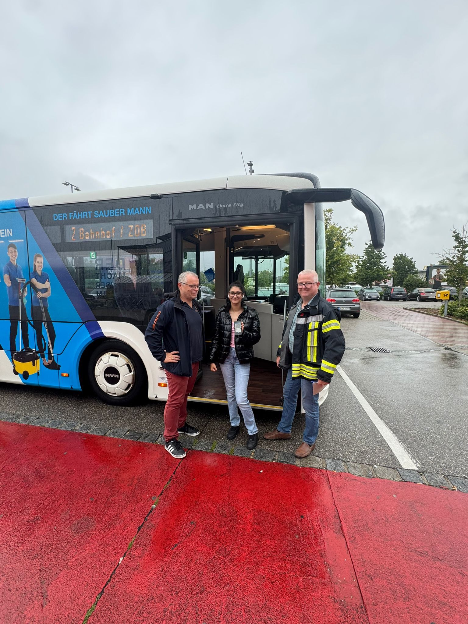 Tino Günther (l.) vom Verkehrsbetrieb Brodschelm und Martin Hinterwinkler (r.) vom städtischen Ordnungsamt hatten bei ihrer ersten Fahrkartenkontrolltour im City Bus wenig zu beanstanden. Die meisten Fahrgäste waren legal unterwegs, so wie die junge Frau in der Mitte, die ihr Deutschlandticket vorzeigte. Fotocredit: Stadt Burghausen