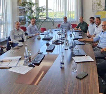 H2-Reallabor-Updates beim Industry Round Table: (v. li.) Dr. Christian Hackl (Geschäftsführer Reallabor Burghausen – ChemDelta Bavaria gGmbH, Gesamtprojektleiter), Dr. Peter von Zumbusch (Werkleiter Wacker-Werk Burghausen), Dr. Thomas Rieger (OMV Deutschland), Christoph Asenkerschbaumer (InfraServ Gendorf), Vincent Dieterich (TUM, AP2-Leiter), Sebastian Bastek (TUM, AP4-Leiter), Dr. Roger Sacher (ECM), Stefan Schallinger (Westlake Vinnolit), Dr. Sebastian Fendt (TUM, wissenschaftlicher Koordinator), Prof. Dr. Dominik Pentlehner (TH Rosenheim) sowie Dr. Ulrike Wirth (Wacker Chemie, AP5-Leiterin). Foto: H2-Reallabor Burghausen