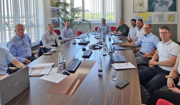 H2-Reallabor-Updates beim Industry Round Table: (v. li.) Dr. Christian Hackl (Geschäftsführer Reallabor Burghausen – ChemDelta Bavaria gGmbH, Gesamtprojektleiter), Dr. Peter von Zumbusch (Werkleiter Wacker-Werk Burghausen), Dr. Thomas Rieger (OMV Deutschland), Christoph Asenkerschbaumer (InfraServ Gendorf), Vincent Dieterich (TUM, AP2-Leiter), Sebastian Bastek (TUM, AP4-Leiter), Dr. Roger Sacher (ECM), Stefan Schallinger (Westlake Vinnolit), Dr. Sebastian Fendt (TUM, wissenschaftlicher Koordinator), Prof. Dr. Dominik Pentlehner (TH Rosenheim) sowie Dr. Ulrike Wirth (Wacker Chemie, AP5-Leiterin). Foto: H2-Reallabor Burghausen H2-Reallabor-Updates beim Industry Round Table: (v. li.) Dr. Christian Hackl (Geschäftsführer Reallabor Burghausen – ChemDelta Bavaria gGmbH, Gesamtprojektleiter), Dr. Peter von Zumbusch (Werkleiter Wacker-Werk Burghausen), Dr. Thomas Rieger (OMV Deutschland), Christoph Asenkerschbaumer (InfraServ Gendorf), Vincent Dieterich (TUM, AP2-Leiter), Sebastian Bastek (TUM, AP4-Leiter), Dr. Roger Sacher (ECM), Stefan Schallinger (Westlake Vinnolit), Dr. Sebastian Fendt (TUM, wissenschaftlicher Koordinator), Prof. Dr. Dominik Pentlehner (TH Rosenheim) sowie Dr. Ulrike Wirth (Wacker Chemie, AP5-Leiterin). Foto: H2-Reallabor Burghausen