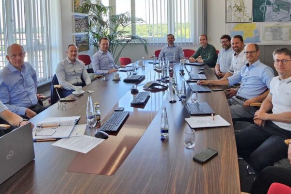 H2-Reallabor-Updates beim Industry Round Table: (v. li.) Dr. Christian Hackl (Geschäftsführer Reallabor Burghausen – ChemDelta Bavaria gGmbH, Gesamtprojektleiter), Dr. Peter von Zumbusch (Werkleiter Wacker-Werk Burghausen), Dr. Thomas Rieger (OMV Deutschland), Christoph Asenkerschbaumer (InfraServ Gendorf), Vincent Dieterich (TUM, AP2-Leiter), Sebastian Bastek (TUM, AP4-Leiter), Dr. Roger Sacher (ECM), Stefan Schallinger (Westlake Vinnolit), Dr. Sebastian Fendt (TUM, wissenschaftlicher Koordinator), Prof. Dr. Dominik Pentlehner (TH Rosenheim) sowie Dr. Ulrike Wirth (Wacker Chemie, AP5-Leiterin). Foto: H2-Reallabor Burghausen