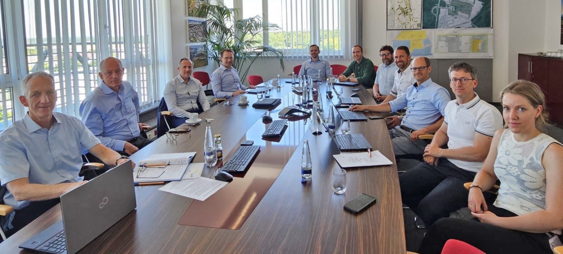 H2-Reallabor-Updates beim Industry Round Table: (v. li.) Dr. Christian Hackl (Geschäftsführer Reallabor Burghausen – ChemDelta Bavaria gGmbH, Gesamtprojektleiter), Dr. Peter von Zumbusch (Werkleiter Wacker-Werk Burghausen), Dr. Thomas Rieger (OMV Deutschland), Christoph Asenkerschbaumer (InfraServ Gendorf), Vincent Dieterich (TUM, AP2-Leiter), Sebastian Bastek (TUM, AP4-Leiter), Dr. Roger Sacher (ECM), Stefan Schallinger (Westlake Vinnolit), Dr. Sebastian Fendt (TUM, wissenschaftlicher Koordinator), Prof. Dr. Dominik Pentlehner (TH Rosenheim) sowie Dr. Ulrike Wirth (Wacker Chemie, AP5-Leiterin). Foto: H2-Reallabor Burghausen