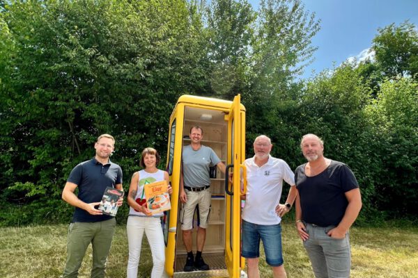 Andreas Huber vom SV Wacker e.V. (v.l.), Christian Moll als Leiterin der Stadtbibliothek, Stadt-Schreiner Markus Salzinger, Bücherzellen-Pate Robert Augenstein und Bauhofleiter Peter Schweikl bei der Bücherzelle in Scheuerhof. Fotocredit: Stadt Burghausen / Königseder