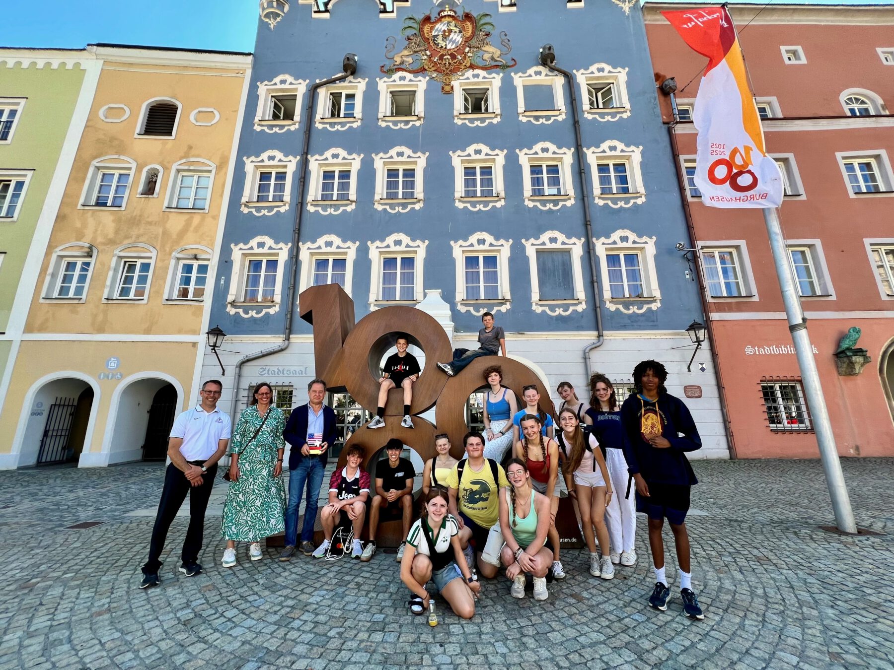 Ein derzeit sehr beliebtes Fotomotiv die 1000 zum Festjahr: Erster Bürgermeister Florian Schneider empfing die Schülergruppe aus Dexter (USA) im Rathaus. Begleitet wurde die Gruppe durch Lehrerin Esther Biber vom Burghauser Aventinus Gymnasium und dem amerikanischen Lehrer Craig McCalla. Fotocredit: Stadt Burghausen / Königseder