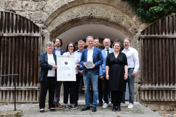 Foto: Corinna Ulbert-Wild (ehemalige Mitarbeiterin Stadtmuseum) (v.l.), Robin von Taeuffenbach (Stadtmuseum), Eva Gilch (Leitung Stadtmuseum bis 1. Juli 2025), Markus Muckenschnabl (Gestalter Atelier & Friends), Erster Bürgermeister Florian Schneider, Patrick Charell (Museumsleitung seit 01.07.2025), Markus Pühringer (Geschäftsführer Atelier & Friends), Veronika Meierhofer (Gestalterin Atelier & Friends), Rainer Blöchinger (Innenarchitekt Atelier & Friends) Fotocredit: Nixdorf Fotografie