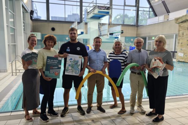 Christine Auberger ( Haus der Familie) (v.l.), Sabine Bachmeier ( Sozialreferentin), Philipp Hoffmann (Kindersportschule SV Wacker), Stefan Sajdak (Bäderleitung), Beate Englisch (Frauen-Schwimmkurs), Norbert Englisch (Schulreferent) und Doris Graf (Familienreferentin) schaffen beste Voraussetzungen zum Schwimmen lernen in Burghausen. Fotocredit: Stadt Burghausen/Duscher