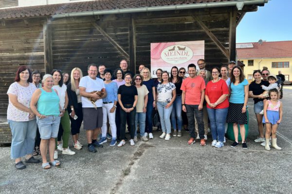 Gruppenbild: Ein Teil der Besuchstruppe von der Stadtverwaltung Burghausen vor dem Hühnerstall in Silmoning mit Blick auf Marienberg. Die Kolleginnen und Kollegen der Stadt Burghausen haben sich herzlich bei Georg Meindl und seiner Familie für die großzügige Einladung mit Speis und Trank sowie der lehrreichen Führungen bedankt. Fotocredit: Stadt Burghausen / köx