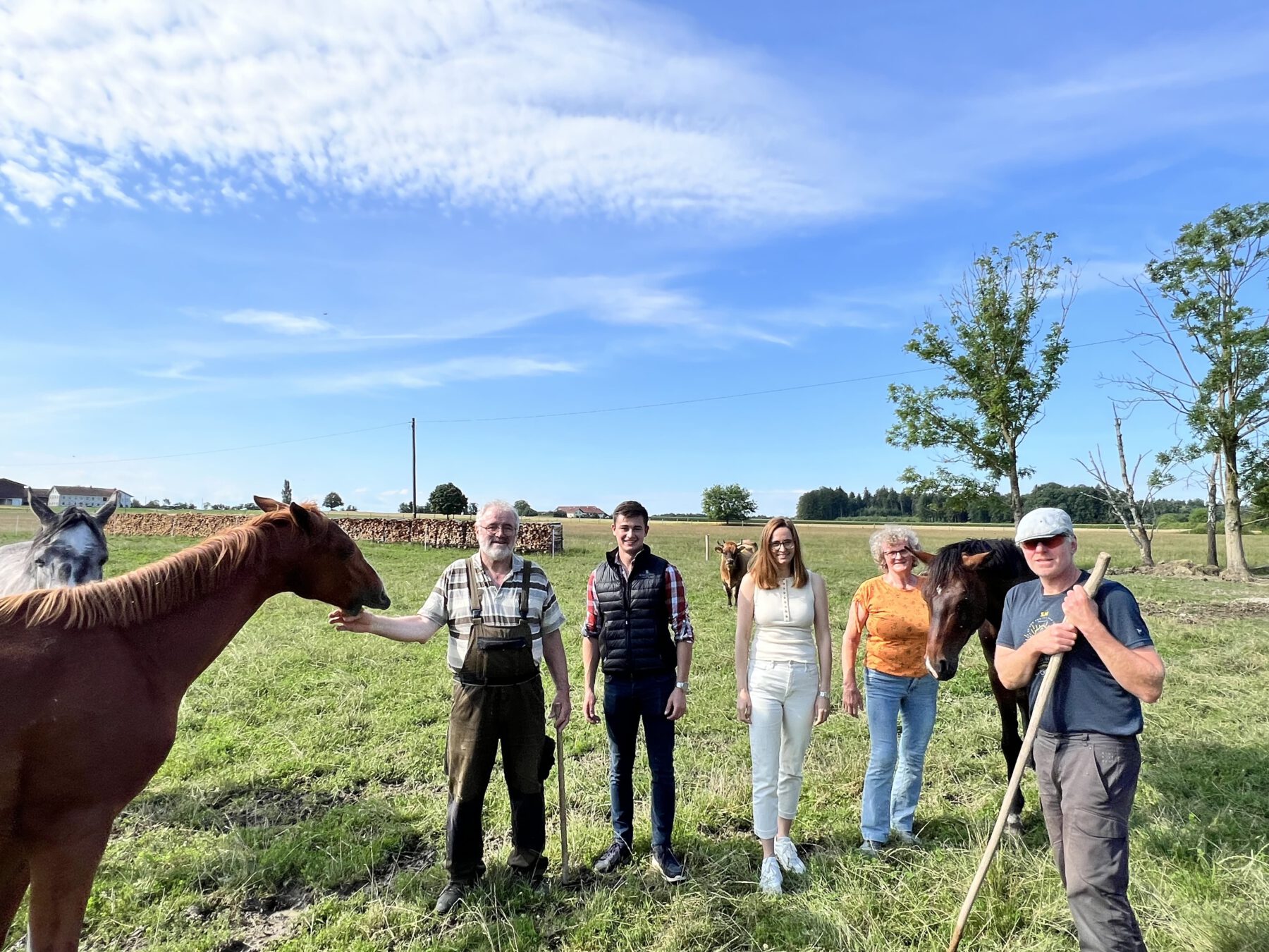 Auf der Büffel-Rinder-Pferde-Weide in Burghausen am Lehner-Hof Josef Weindl (v.l.), Stefan Bergmann vom Pferdehof Bergmann (Pirach), Luise Weindl sowie Matthias Reisaus vom Der Reiserer aus Oberneukirchen. Die Wasserbüffel haben erste Tümpel geschaffen. Dort treffen sich auch die anderen Mitbewohner auf der Weide zum Trinken. Auch Vögel und Insekten werden angezogen. Fotocredit: Stadt Burghausen / Königseder