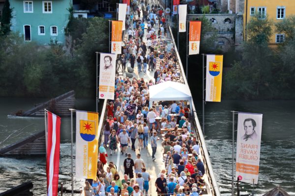 Die alte Brücke ist ein beliebter Treffpunkt. Fotocredit: Burghauser Touristik