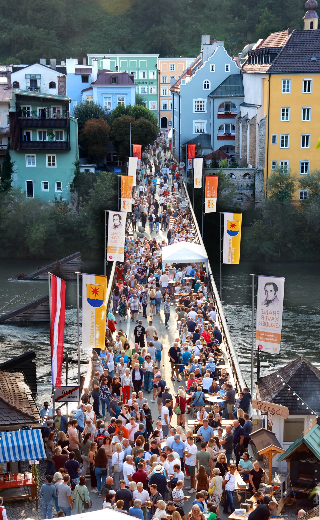 Die alte Brücke ist ein beliebter Treffpunkt. Fotocredit: Burghauser Touristik