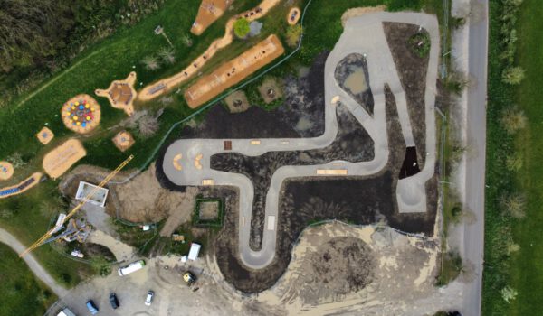 Blick auf die damalige Baustelle von oben auf den neu angelegten Bikepark (r.), oberhalb der bereits bestehende Motorikpark.