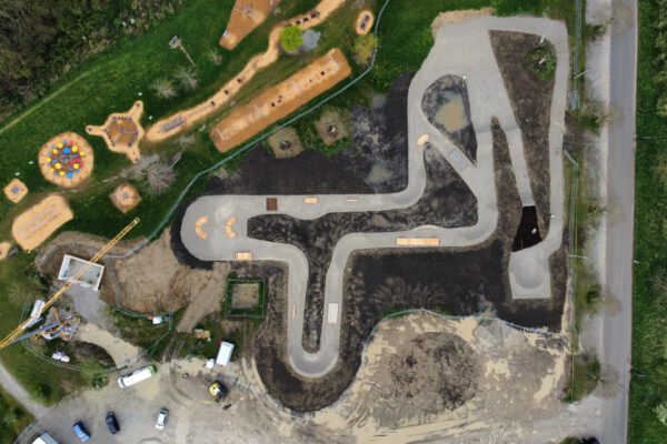 Blick auf die damalige Baustelle von oben auf den neu angelegten Bikepark (r.), oberhalb der bereits bestehende Motorikpark.