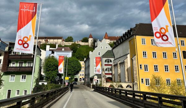 Alte Brücke Querformat - Kopie Die Alte Grenzbrücke verbindet die Burghauser Altstadt mit Österreich: Sie wird ab 8. September saniert.- Fotocredit: Stadt Burghausen / Königseder