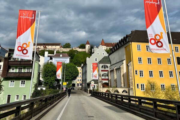 Die Alte Grenzbrücke verbindet die Burghauser Altstadt mit Österreich: Sie wird ab 8. September saniert.- Fotocredit: Stadt Burghausen / Königseder