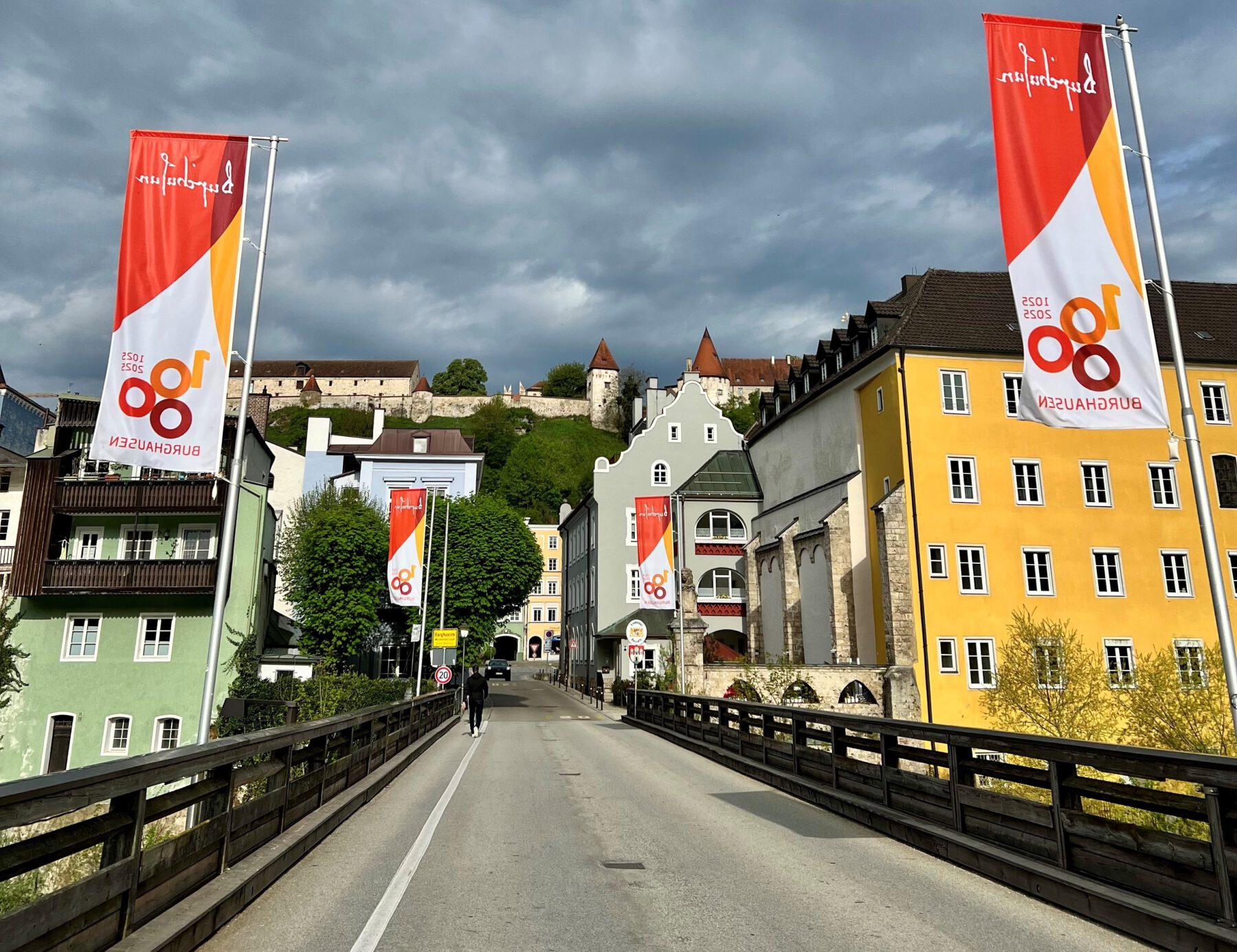 Die Alte Grenzbrücke verbindet die Burghauser Altstadt mit Österreich: Sie wird ab 8. September saniert.- Fotocredit: Stadt Burghausen / Königseder