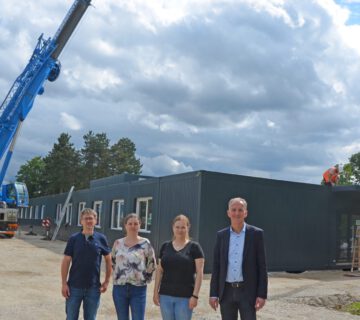 Professor Dr. Dominik Pentlehner und Professorin Dr.-Ing. Manuela List (Dekan und Prodekanin der Fakultät für Chemische Technologie und Wirtschaft) mit Projektmanagerin Katharina Haugeneder und Dr. Christian Hackl, Geschäftsführer der Campus Burghausen GmbH. Bild: Markus Koch