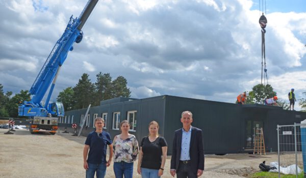Containeraufbau_Campus_2025_07_31_mko_1 Professor Dr. Dominik Pentlehner und Professorin Dr.-Ing. Manuela List (Dekan und Prodekanin der Fakultät für Chemische Technologie und Wirtschaft) mit Projektmanagerin Katharina Haugeneder und Dr. Christian Hackl, Geschäftsführer der Campus Burghausen GmbH. Bild: Markus Koch