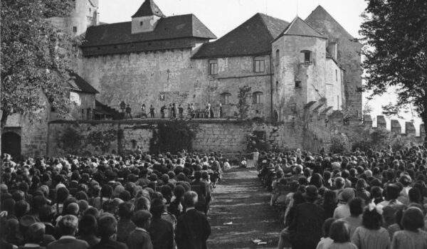 Freilichtbühne der Meier-Helmbrecht-Spiele auf der Hauptburg – Gärtlein auf „der Altan“, um 1932 - Archiv Haus der Fotografie