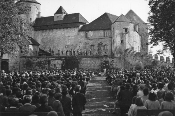Freilichtbühne der Meier-Helmbrecht-Spiele auf der Hauptburg – Gärtlein auf „der Altan“, um 1932_008. Aug._ 55-7003 Meier Helmbrecht 1932-41 Freilichtbühne der Meier-Helmbrecht-Spiele auf der Hauptburg – Gärtlein auf „der Altan“, um 1932 - Archiv Haus der Fotografie