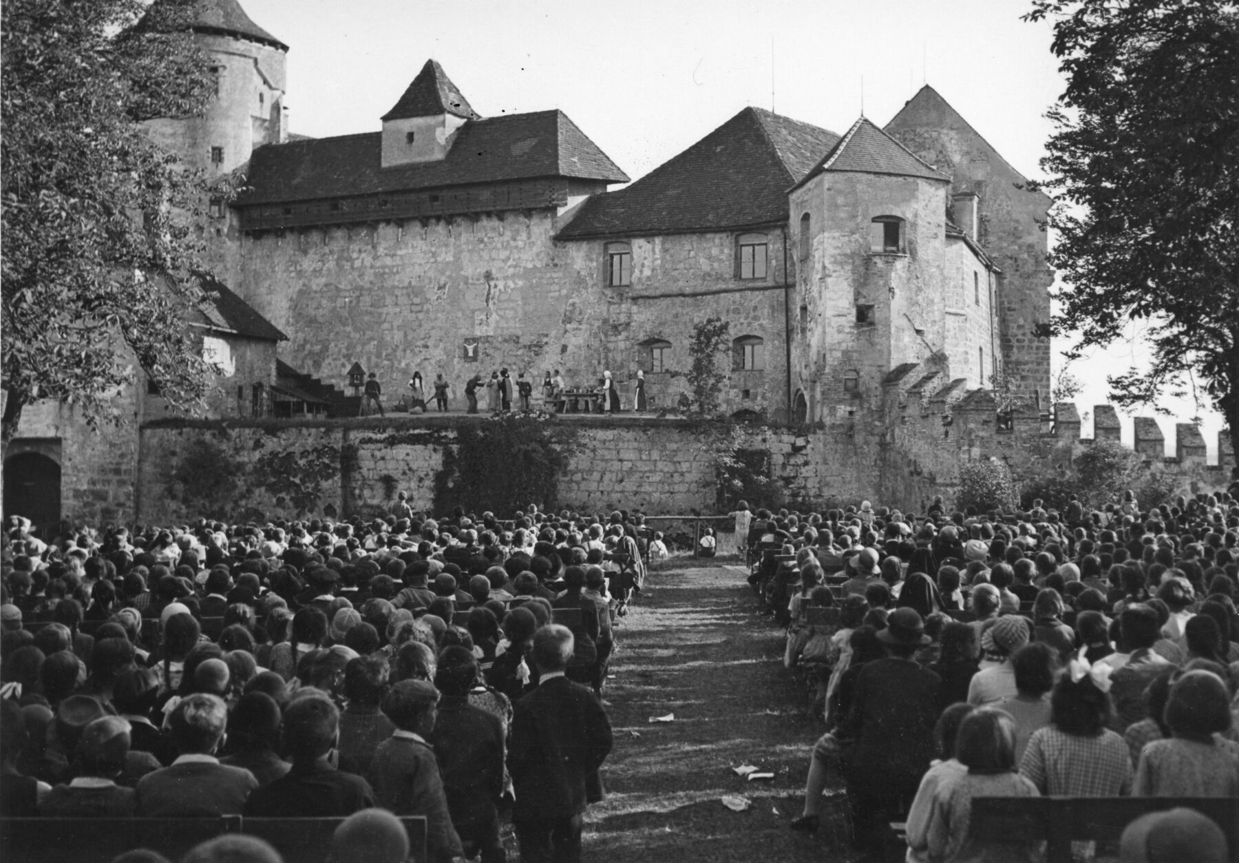 Freilichtbühne der Meier-Helmbrecht-Spiele auf der Hauptburg – Gärtlein auf „der Altan“, um 1932 - Archiv Haus der Fotografie