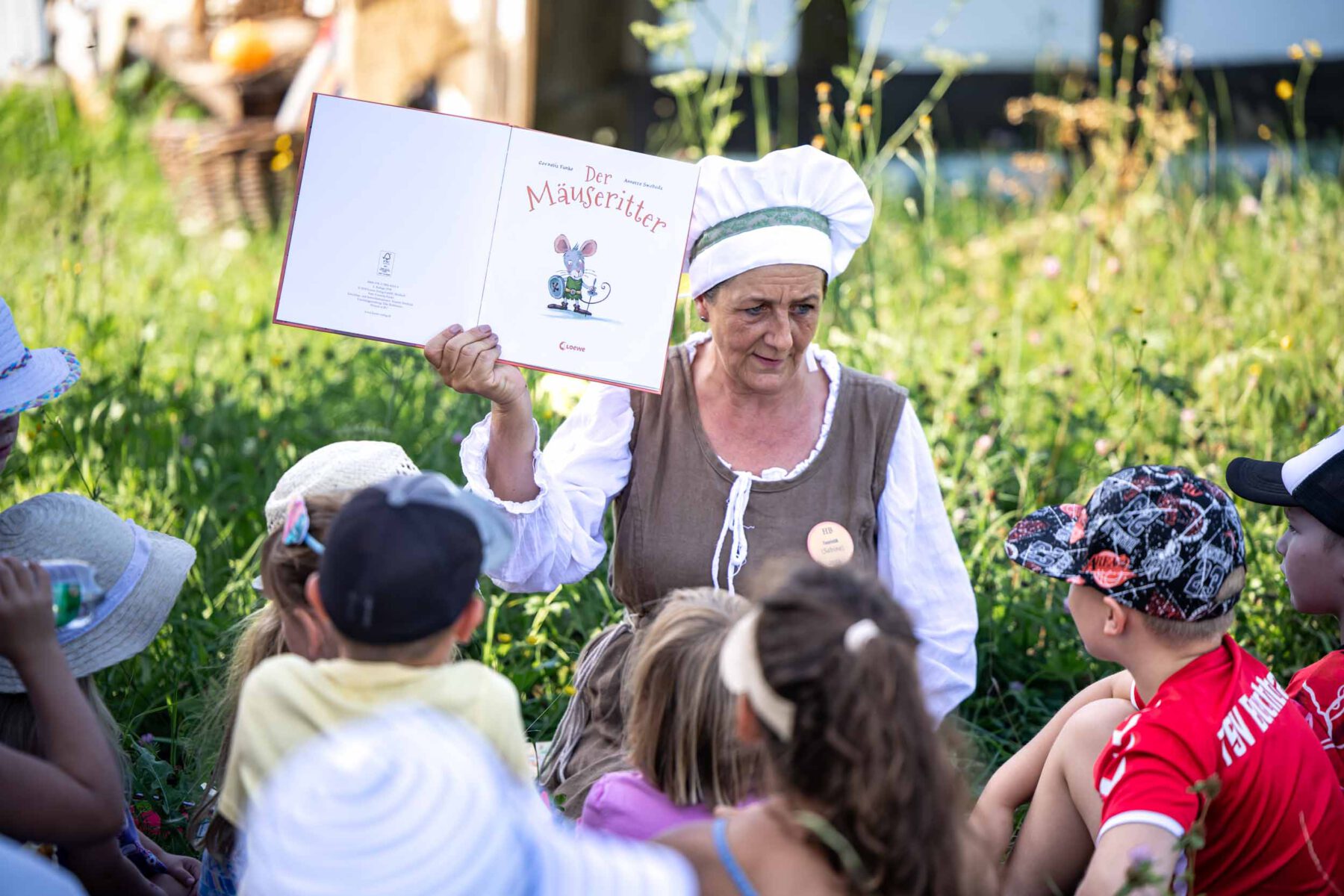 Sabine Sommer liest im Helmbrecht-Biergarten Märchen für Kinder vor. 12.08.2025 Foto Manuela Fuchs