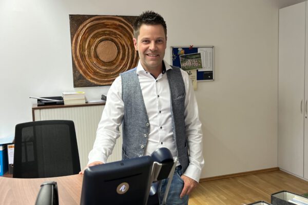 Matthias Pangerl, neuer Leiter der städtischen Finanzabteilung, an seinem Arbeitsplatz in der Stadtverwaltung im Rathaus.