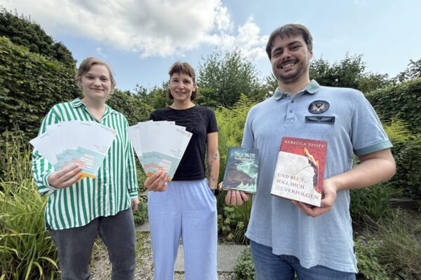 Christin Moll, Leiterin Stadtbibliothek, (Mitte) möchte zusammen mit Veronika Alfranseder, Leiterin Seniorenbüro Burghausen den mobilen Bibliotheksdienst wieder ankurbeln. Dafür werden Ehrenamtliche gesucht. Beim Fototermin unterstützt hat Lehrer und Praktikant in der Stadtbibliothek Martin Hammerl, der als Germanist die Bücher halten sollte. Fotocredit: Stadt Burghausen / Königseder