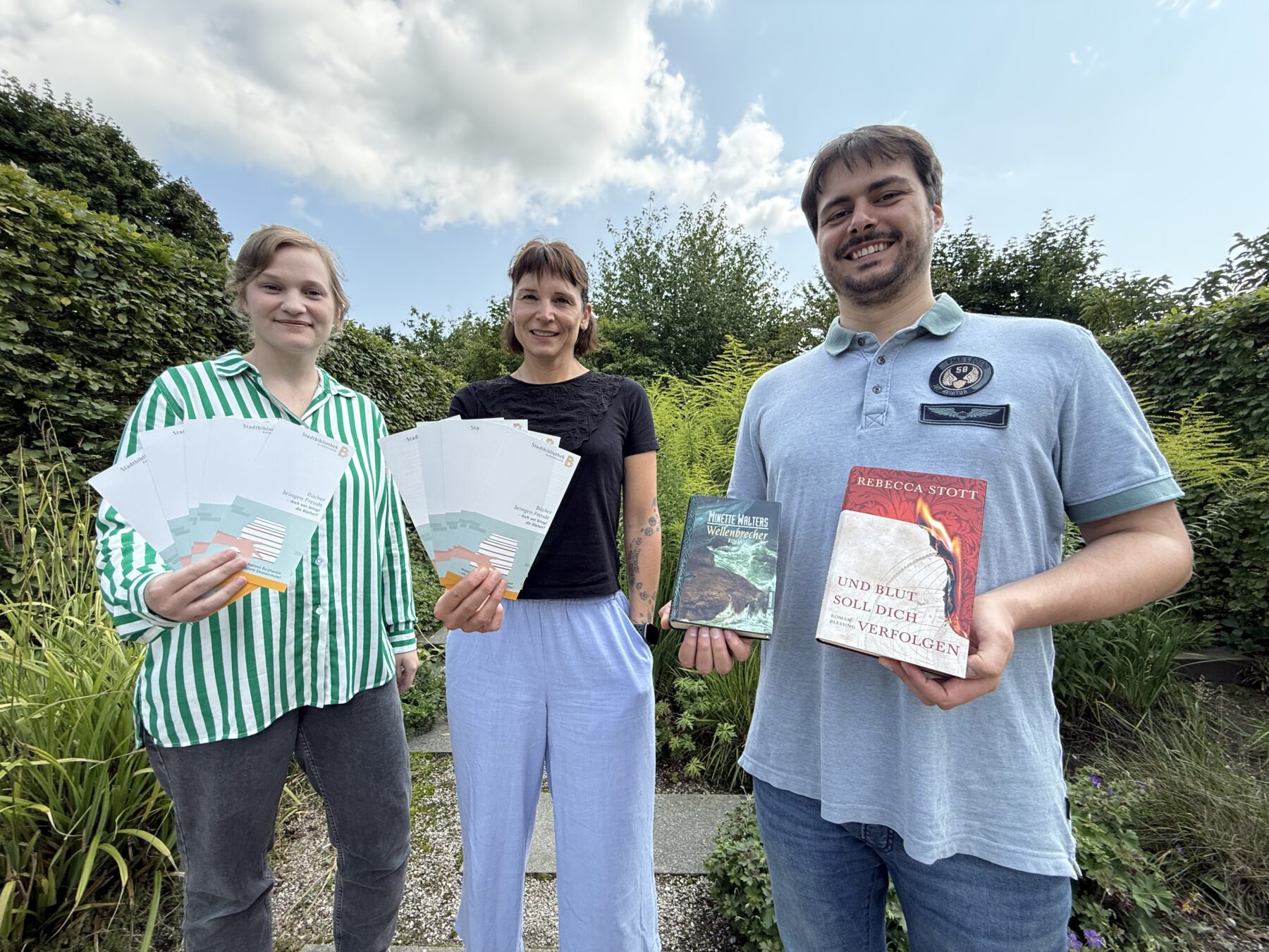Christin Moll, Leiterin Stadtbibliothek, (Mitte) möchte zusammen mit Veronika Alfranseder, Leiterin Seniorenbüro Burghausen den mobilen Bibliotheksdienst wieder ankurbeln. Dafür werden Ehrenamtliche gesucht. Beim Fototermin unterstützt hat Lehrer und Praktikant in der Stadtbibliothek Martin Hammerl, der als Germanist die Bücher halten sollte. Fotocredit: Stadt Burghausen / Königseder