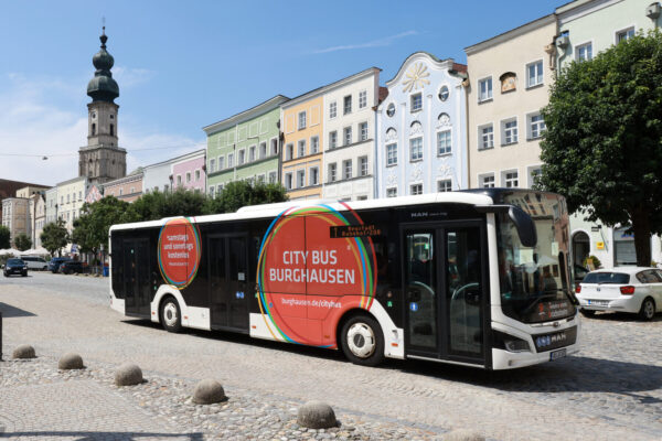 City-Bus in Burghausen am Stadtplatz. © Nixdorf