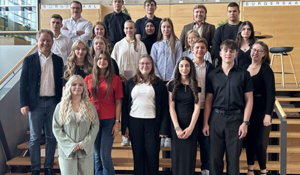 Erster Bürgermeister Florian Schneider (2. Reihe links)) mit den Burghauserinnen und Burghausern, die die Schule oder ihre Ausbildung in diesem Jahr mit einem sehr guten Notendurchschnitt abgeschlossen haben
