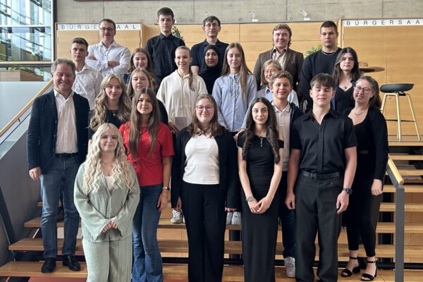 PM_1er_Ehrung_Abschluss_2025 Erster Bürgermeister Florian Schneider (2. Reihe links)) mit den Burghauserinnen und Burghausern, die die Schule oder ihre Ausbildung in diesem Jahr mit einem sehr guten Notendurchschnitt abgeschlossen haben