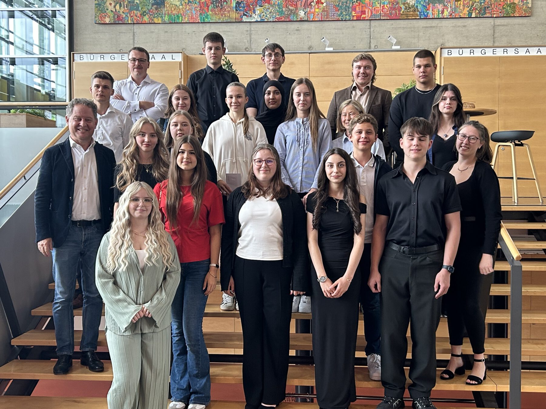 Erster Bürgermeister Florian Schneider (2. Reihe links)) mit den Burghauserinnen und Burghausern, die die Schule oder ihre Ausbildung in diesem Jahr mit einem sehr guten Notendurchschnitt abgeschlossen haben