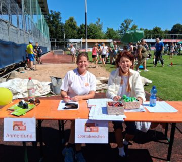 Beim Sportabzeichentag im Rahmen des SV Wacker-Sommerfests am 19. Juli saß BLSV-Sportabzeichenreferentin Ulrike Stowasser (l.) selbst bei der Anmeldung – die Teilnehmerzahlen an diesem Tag waren ein Rekord. Nun hoffen alle Beteiligten auf das Erreichen des 1000er-Ziels. Fotocredit: Stadt Burghausen/tg