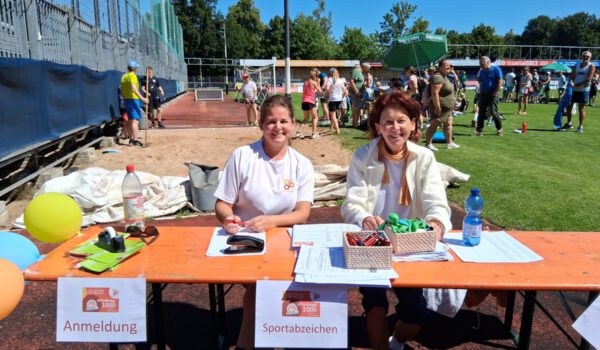 Beim Sportabzeichentag im Rahmen des SV Wacker-Sommerfests am 19. Juli saß BLSV-Sportabzeichenreferentin Ulrike Stowasser (l.) selbst bei der Anmeldung – die Teilnehmerzahlen an diesem Tag waren ein Rekord. Nun hoffen alle Beteiligten auf das Erreichen des 1000er-Ziels. Fotocredit: Stadt Burghausen/tg