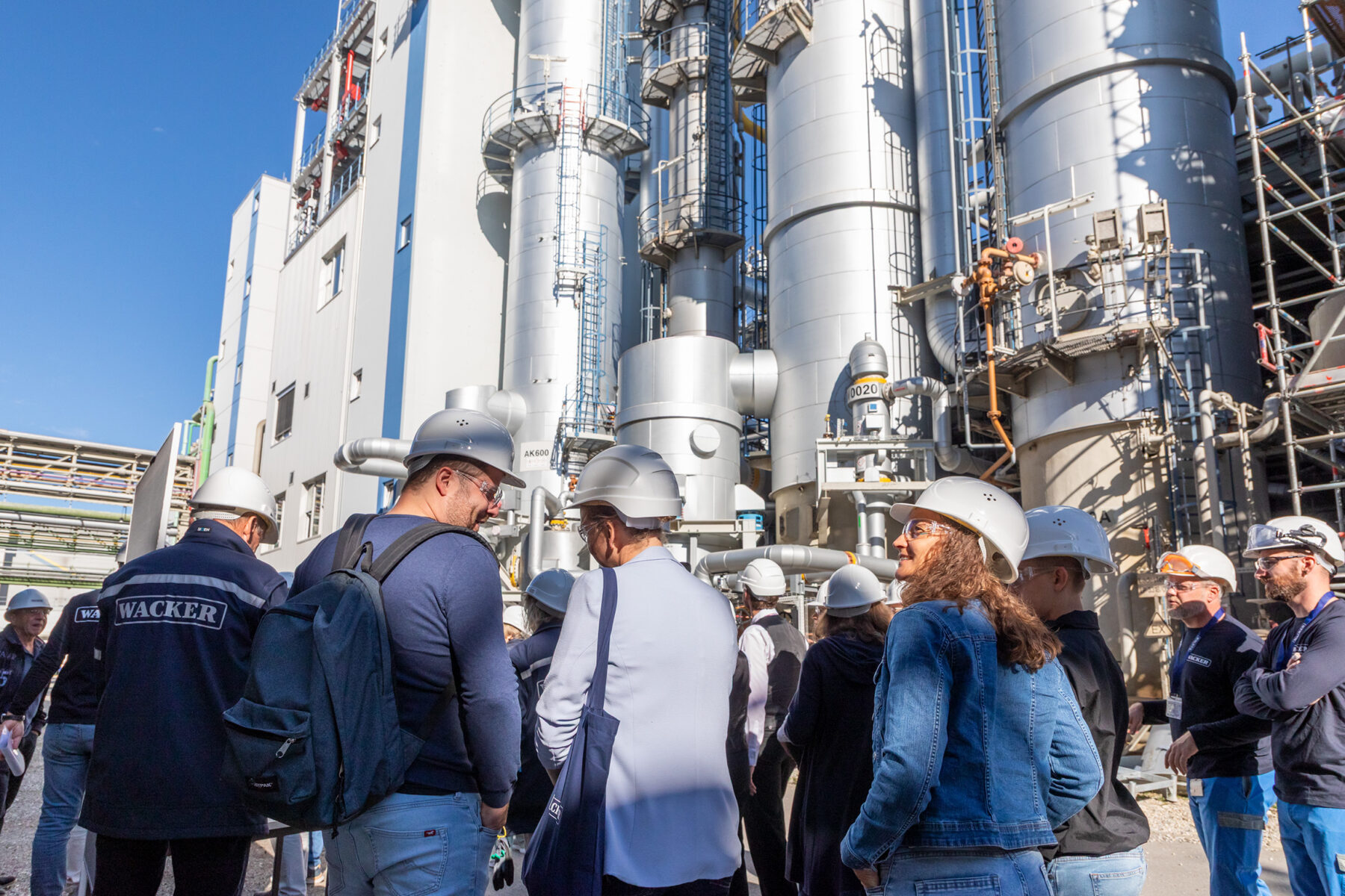 Ein Blick hinter die Werktore in die Produktionsanlagen (Quelle: Wacker Chemie)