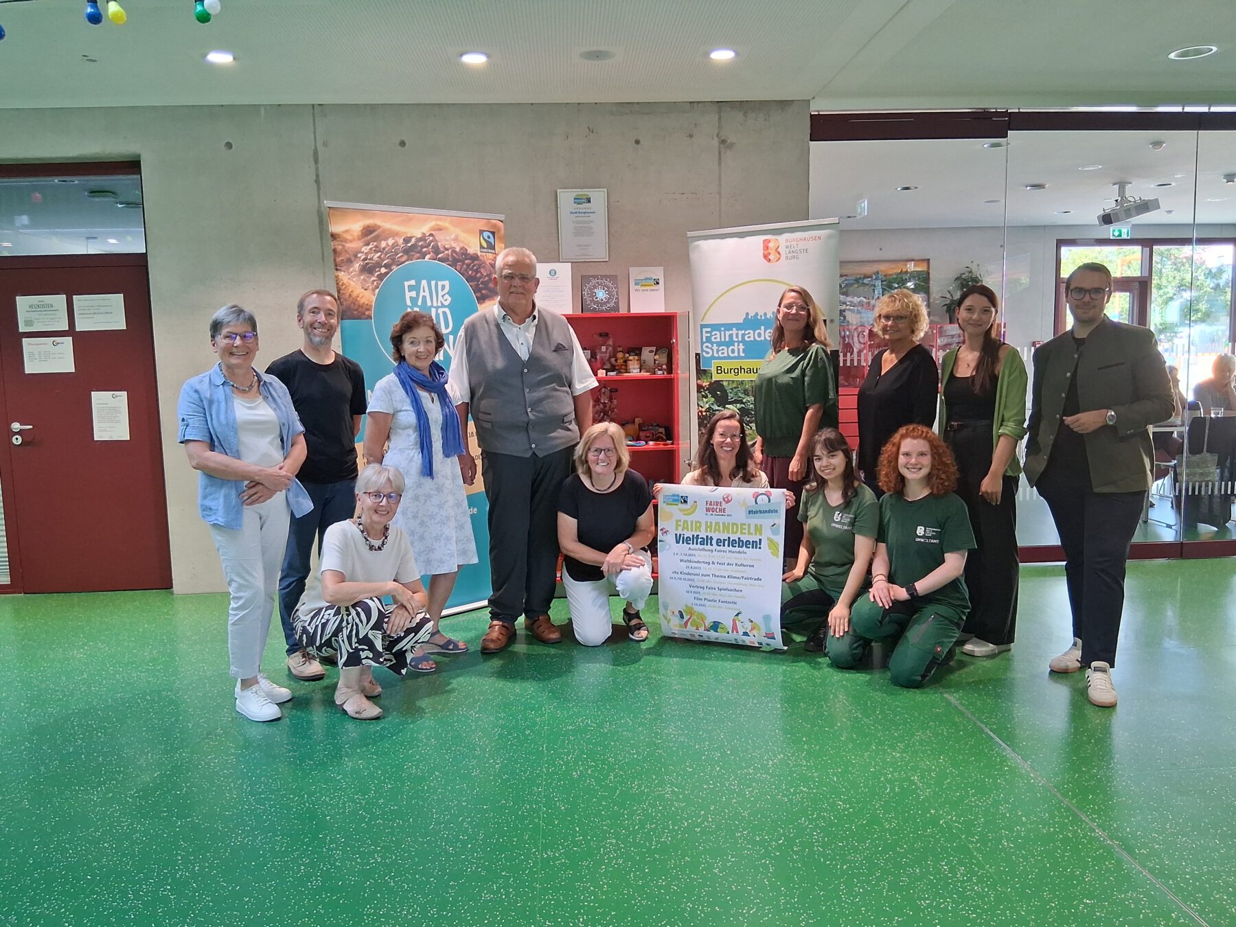 Sie laden alle Interessierten herzlich zur Teilnahme an den diesjährigen Fairen Wochen ein (v.l.): Evi Müller-Lundt (Schriftführerin FairHandeln e.V.), 3. Bürgermeister Stefan Angstl, Christl Landsberger und Gaby Kammergruber (FairHandeln e.V.), 2. Bürgermeister Norbert Stranzinger, Birgit Reineke-Reiprich (Vorsitzende des FairHandeln e.V.), Christine Auberger (Projektkoordinatorin Fairtrade-Stadt Burghausen), (kniend) die neuen FÖJlerinnen Lena Tettenborn und Lena Reinheckel, (stehend) Barbara Weiß (stv. Geschäftsführung vhs Burghausen-Burgkirchen), Alexandra Lamprecht (Leitung Wöhler Kinderhaus), Nadja Schubert (stv. Leitung Wöhler Kinderhaus) sowie Maximilian Weiß (stv. Leitung Kindergarten St. Konrad). Fotocredit: Stadt Burghausen/tg