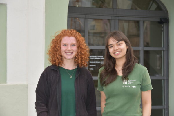 Grün ist das Motto: Lena Reinheckel (l.) und Lena Tettenborn absolvieren seit September ihr Freiwilliges Ökologisches Jahr im Burghauser Umweltamt. Im Rathaus werden sie sich dabei eher selten aufhalten, ihr Einsatzgebiet ist draußen im Stadtgebiet. Fotocredit: Stadt Burghausen/tg