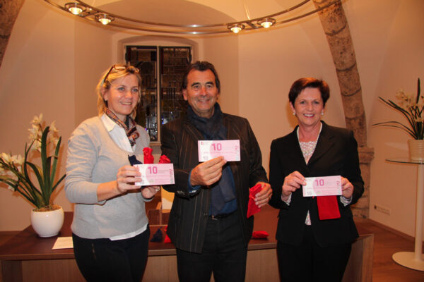 Erste Präsentation des Burghauser Zehners im Jahr 2015 – gemeinsam auf den Weg gebracht von Petra Forstpointner (1. Werbering-Vorsitzende), Irene Gessenharter (damalige Werbering-Geschäftsführerin) und dem damaligen 1. Bürgermeister Hans Steindl. Foto/ Werbering Burghausen