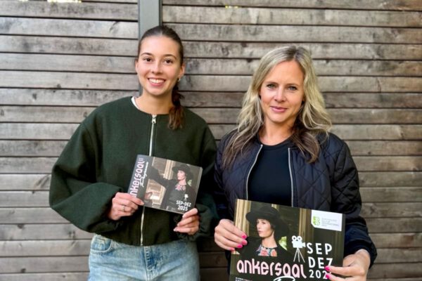 Das neue Anker-Programm halten Julia Fickert - Kulturbüro - (re) und Yamina Yalniz - derzeit Praktikantin im Kulturbüro - (li) bereits in den Händen © Kulturbüro Das neue Anker-Programm halten Julia Fickert - Kulturbüro - (re) und Yamina Yalniz - derzeit Praktikantin im Kulturbüro - (li) bereits in den Händen © Kulturbüro